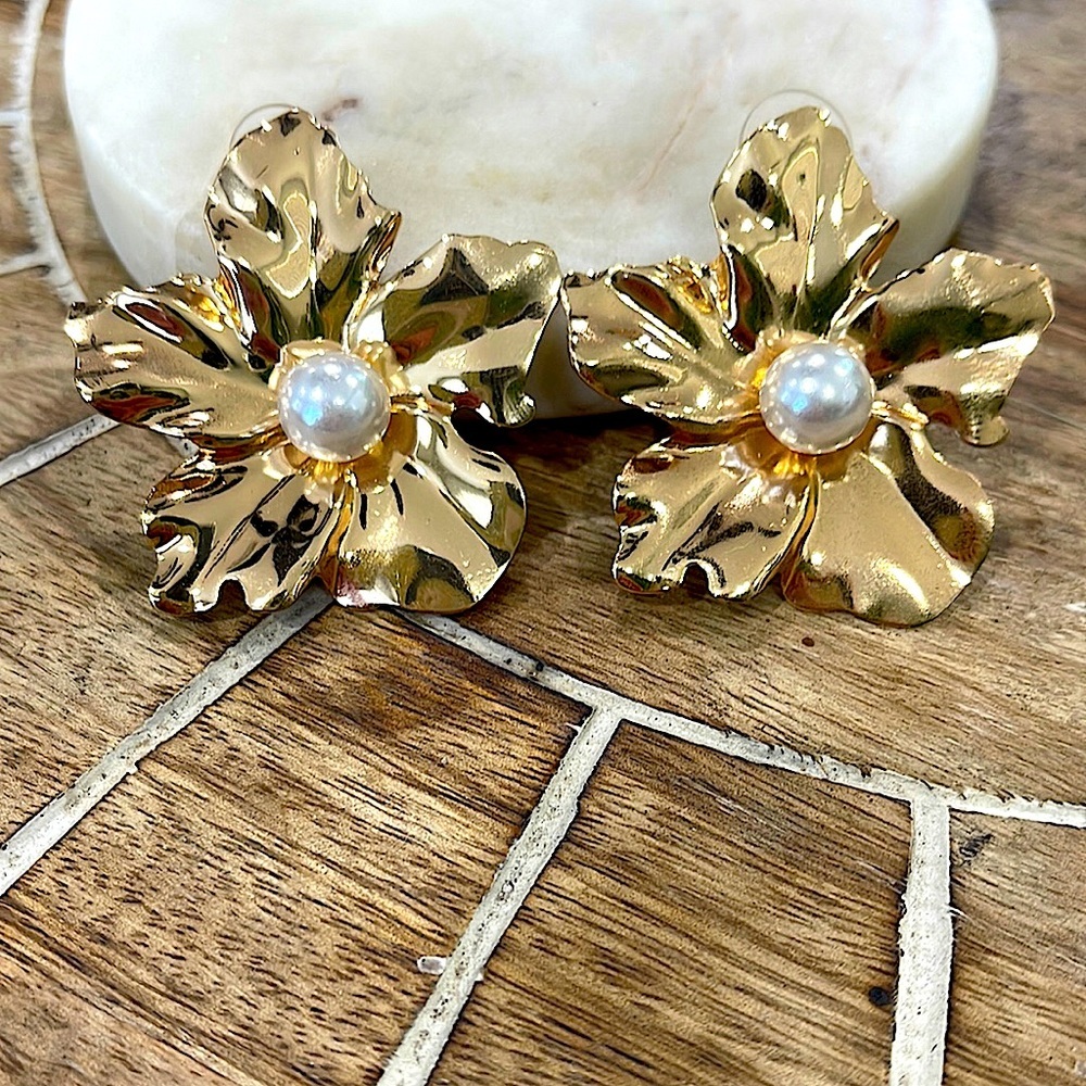 Gold flower Pearl studs